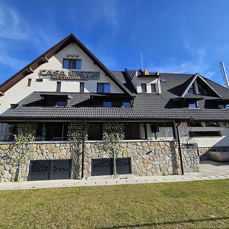 Casa Iustin Hotel Moroeni Buitenkant foto