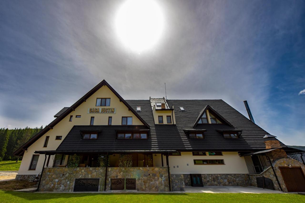 Casa Iustin Hotel Moroeni Buitenkant foto