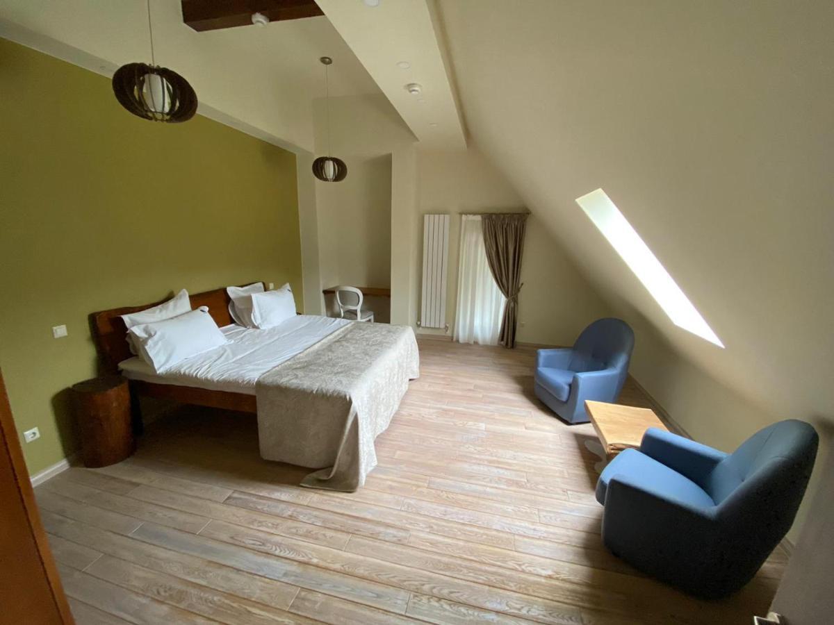 Casa Iustin Hotel Moroeni Buitenkant foto