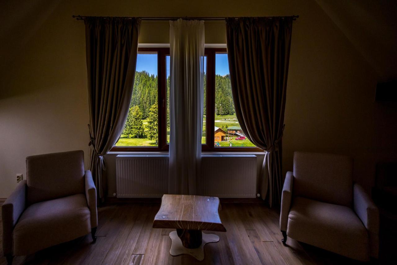 Casa Iustin Hotel Moroeni Buitenkant foto