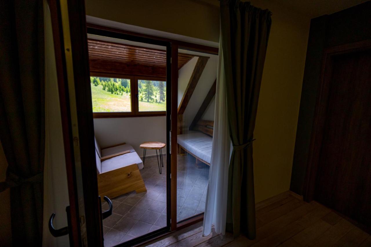 Casa Iustin Hotel Moroeni Buitenkant foto