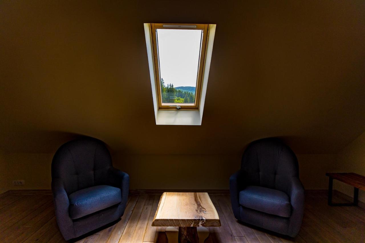 Casa Iustin Hotel Moroeni Buitenkant foto