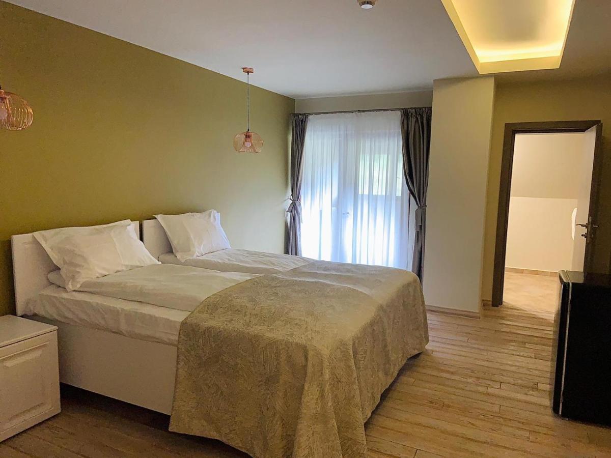 Casa Iustin Hotel Moroeni Buitenkant foto