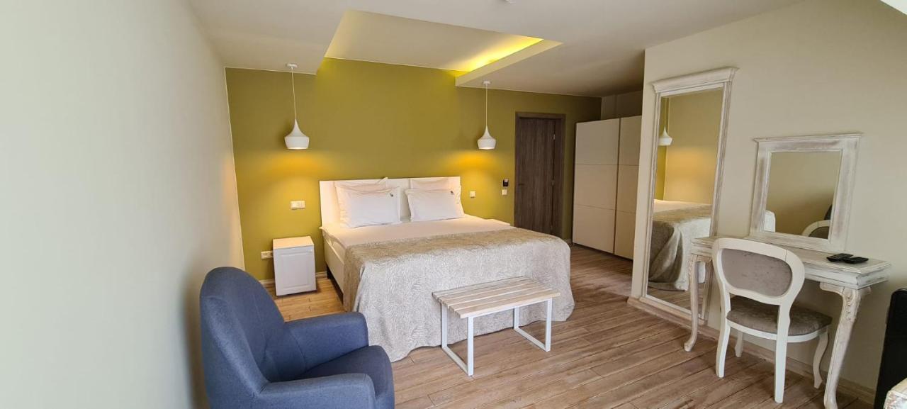 Casa Iustin Hotel Moroeni Buitenkant foto