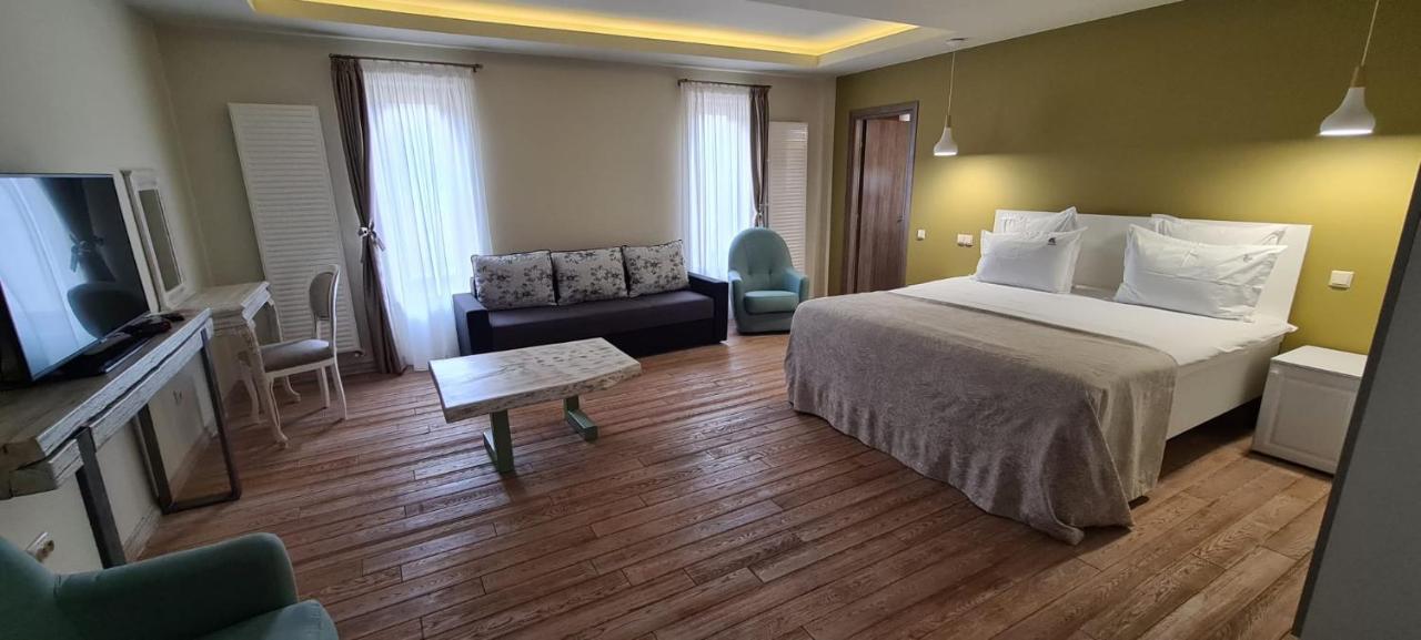 Casa Iustin Hotel Moroeni Buitenkant foto
