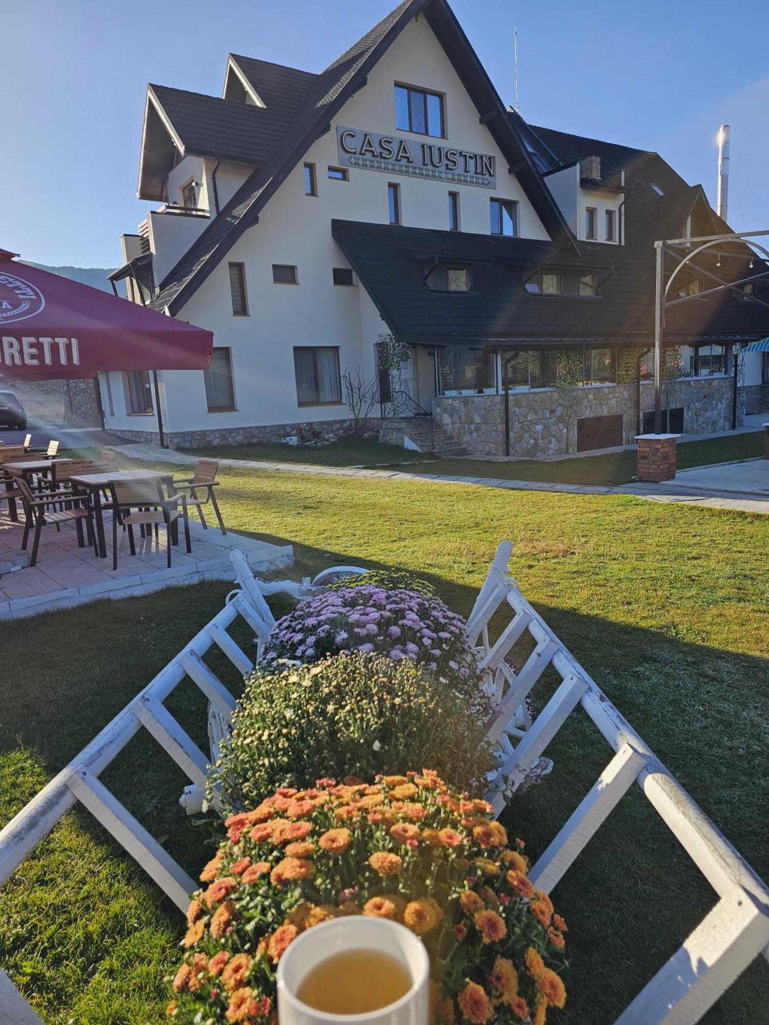 Casa Iustin Hotel Moroeni Buitenkant foto