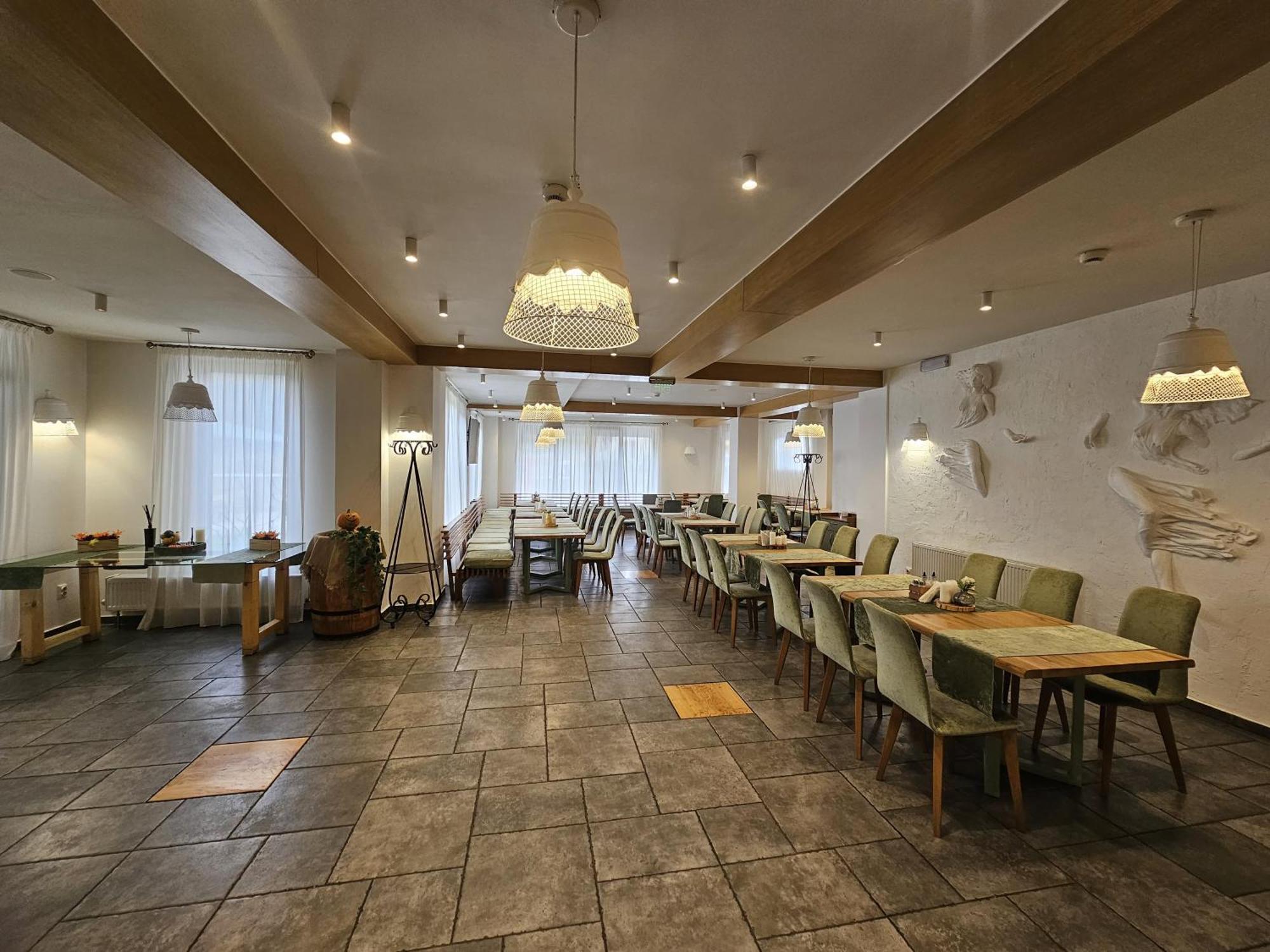 Casa Iustin Hotel Moroeni Buitenkant foto